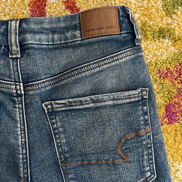 EXCELLENT DISTRESSED CONDITION SIZE 6 AMERICAN EAGLE CURVY HI-RISE SHORTIE - Picture 7 of 8
